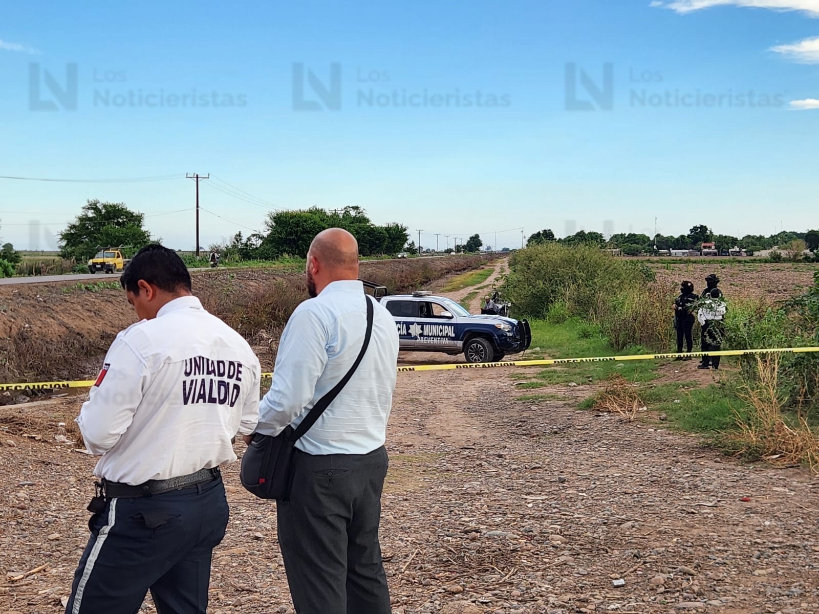 Hombre muere tras caer a canal en una motocicleta en Navolato