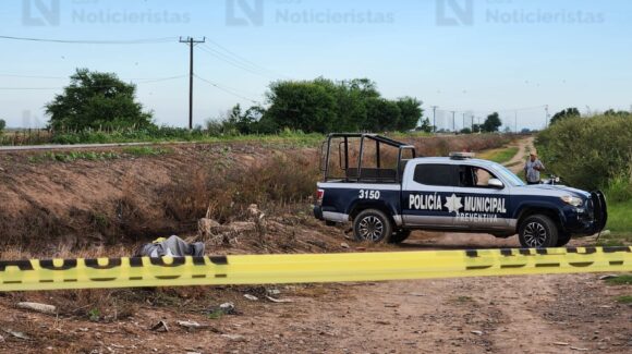 Hombre muere tras caer a canal en una motocicleta en Navolato, Sinaloa