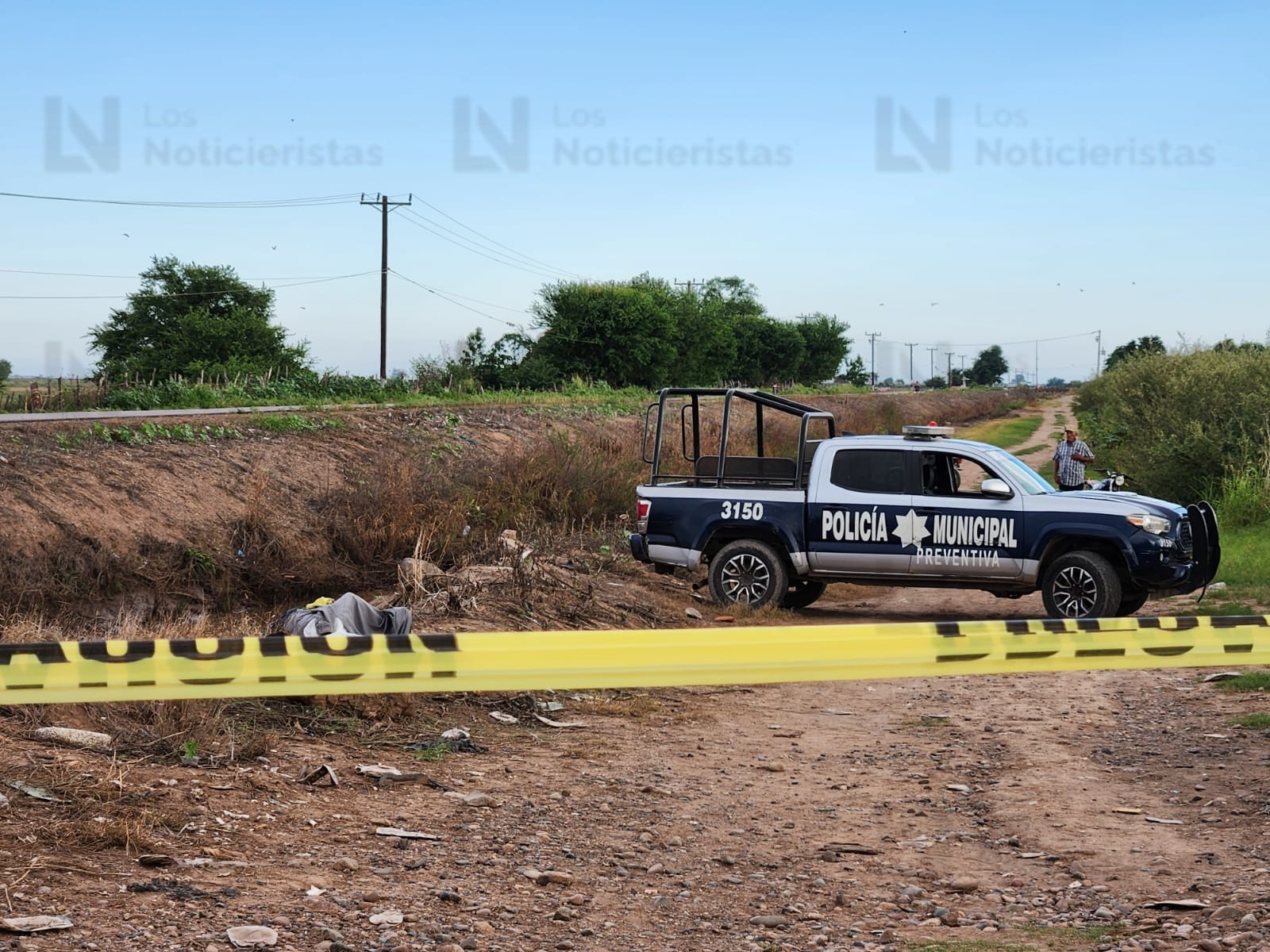 Hombre muere tras caer a canal en una motocicleta en Navolato