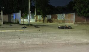 Motociclista muere al chocar contra un vehículo en la colonia Los Huertos de Culiacán, Sinaloa