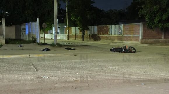 Motociclista muere al chocar contra un vehículo en la colonia Los Huertos de Culiacán, Sinaloa