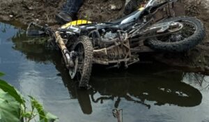 Motociclista pierde la vida tras caer a un canal en Residencial Las Haciendas, en Los Mochis, Sinaloa