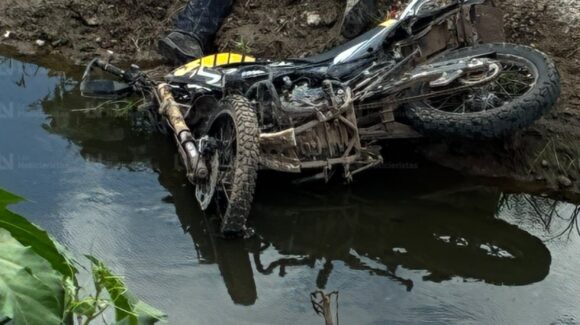 Motociclista pierde la vida tras caer a un canal en Residencial Las Haciendas, en Los Mochis, Sinaloa