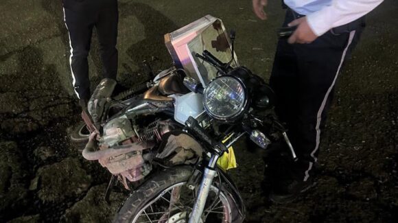 Motociclista resulta lesionado tras choque en el Centro de Guasave, Sinaloa; otro vehículo se da a la fuga