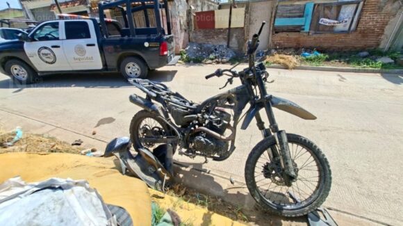 Motociclista sufre aparatosa caída en la colonia Flores Magón; fue trasladado grave a un hospital en Mazatlán, Sinaloa