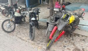 Reporte de robo lleva a policías de Mazatlán, Sinaloa, a descubrir hasta seis motos desmanteladas