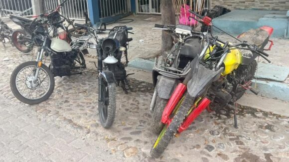 Reporte de robo lleva a policías de Mazatlán, Sinaloa, a descubrir hasta seis motos desmanteladas