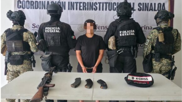 ¡Iba bien armada! Detienen a mujer con fusil y 90 cartuchos en Concordia, Sinaloa