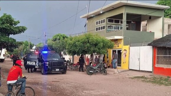 Mujer es asesinada al llegar a su domicilio en la colonia Ampliación Benito Juárez de Escuinapa, Sinaloa