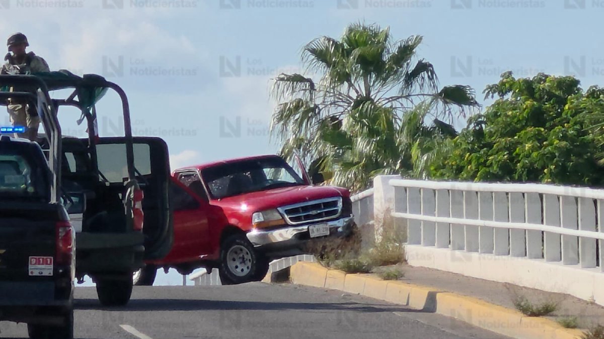 mujer muerta en ranger roja en culiacan puente