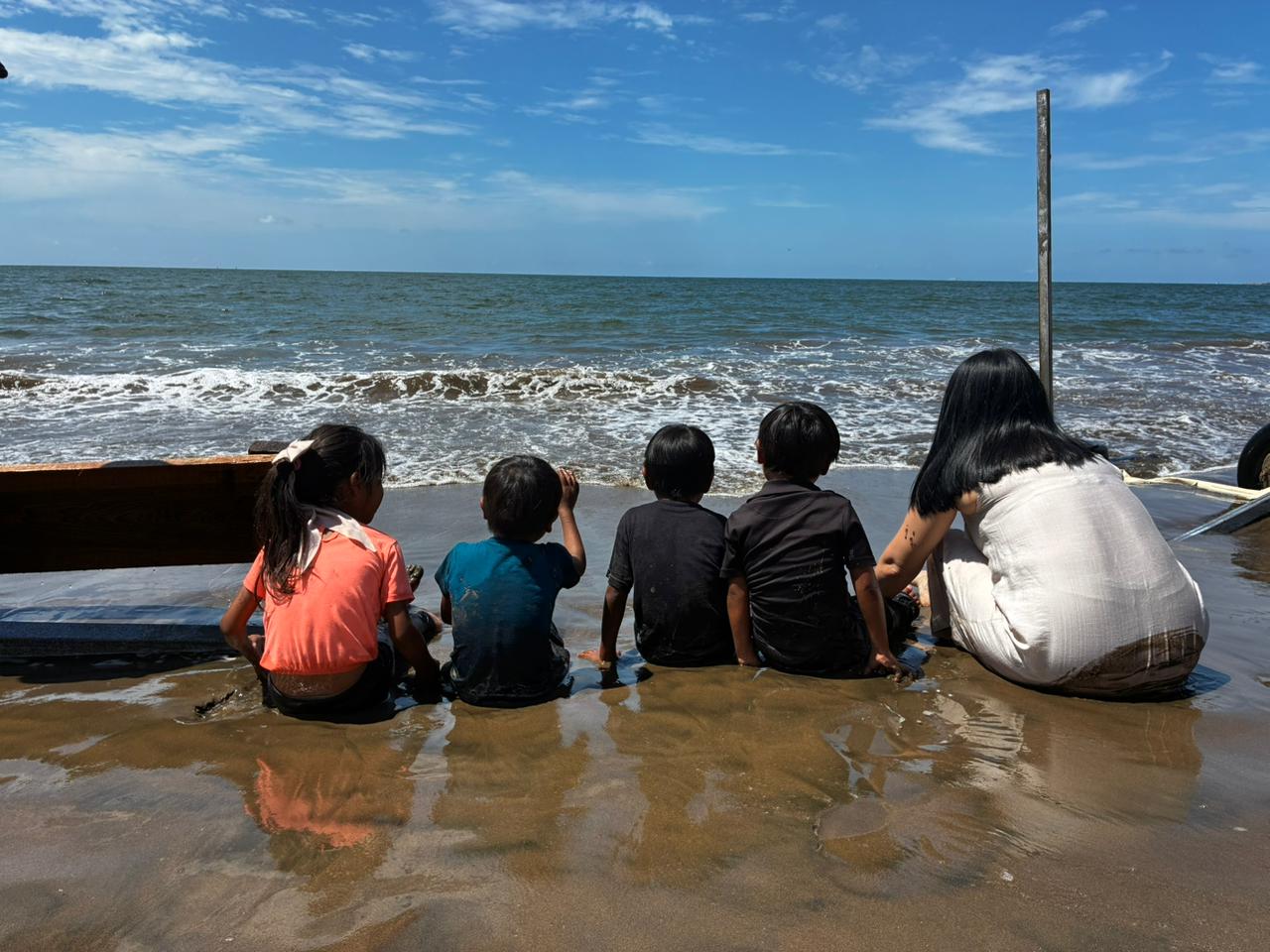 Mujeres y niños indígenas de Sinaloa y Chihuahua conocen por primera vez el mar
