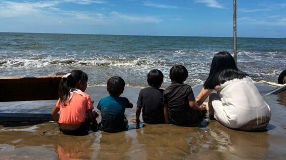 Familias yoremes y tarahumaras conocen el mar y corren felices por arena en El Maviri, Sinaloa
