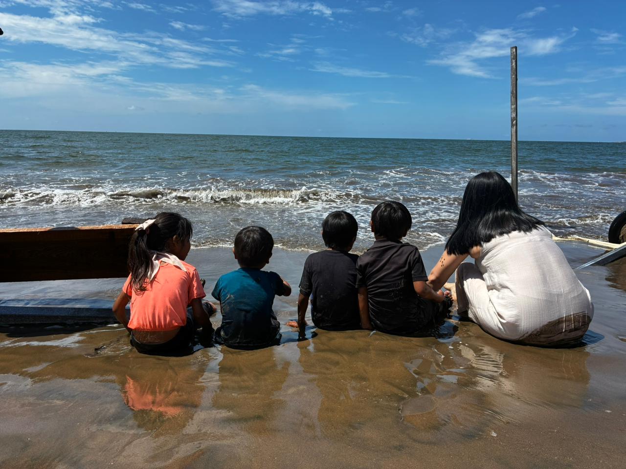 Mujeres y niños indígenas de Sinaloa y Chihuahua conocen por primera vez el mar