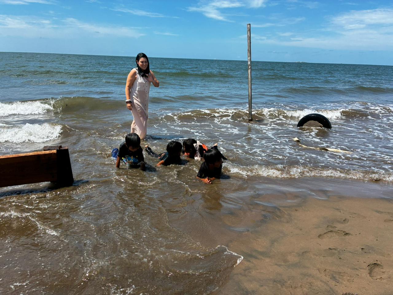 Mujeres y niños indígenas de Sinaloa y Chihuahua conocen por primera vez el mar