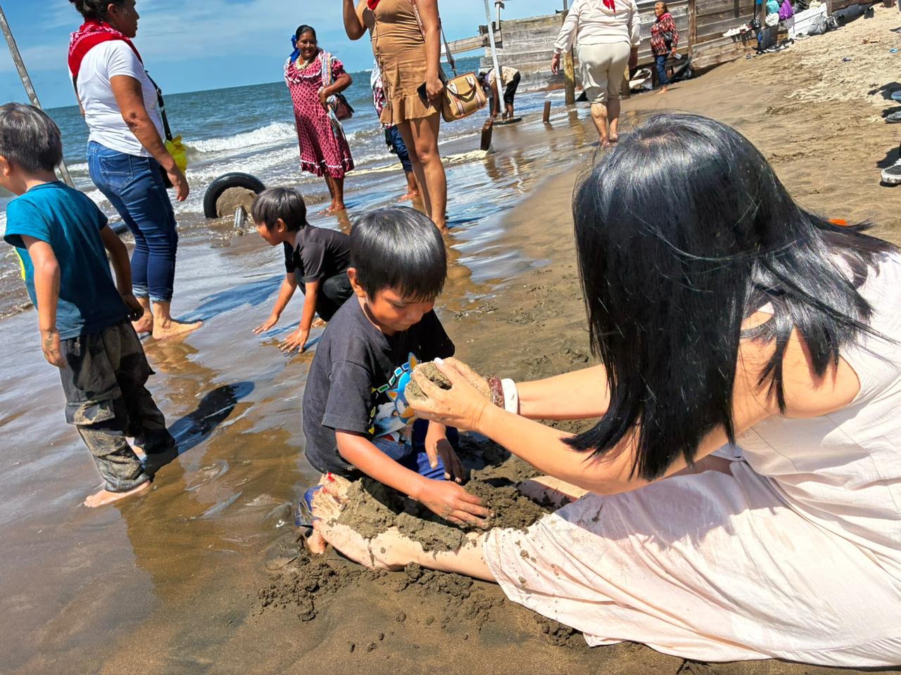 Mujeres y niños indígenas de Sinaloa y Chihuahua conocen por primera vez el mar