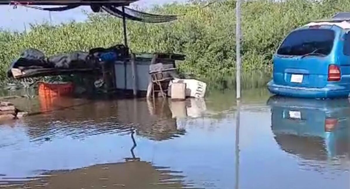 Marejadas dejan incomunicadas 20 familias de El Realengo y decenas más en La Pitahaya, Guasave; piden elevar las calles