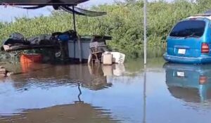 Marejadas dejan incomunicadas 20 familias de El Realengo y decenas más en La Pitahaya, Guasave; piden elevar las calles