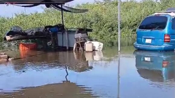Marejadas dejan incomunicadas 20 familias de El Realengo y decenas más en La Pitahaya, Guasave; piden elevar las calles