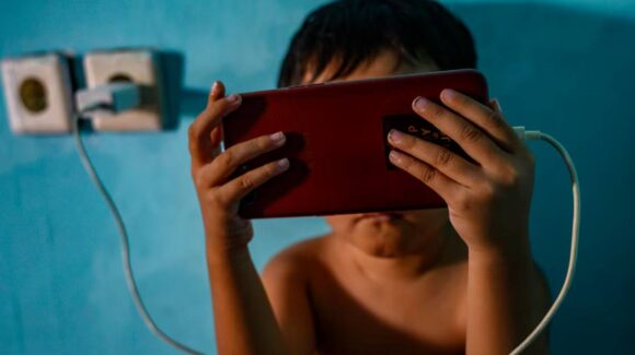 Exjefe de Google alerta: IA puede dañar más a niños que redes sociales