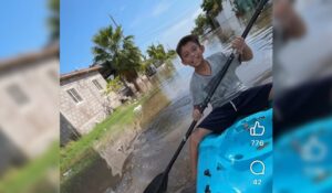Niño ofrece “mandadaditos a 15 pesos” en panga tras inundaciones en Navolato, Sinaloa y se vuelve viral