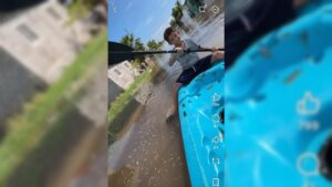 Niño se hace viral al ofrecer viajes en panga en zonas inundadas de Navolato