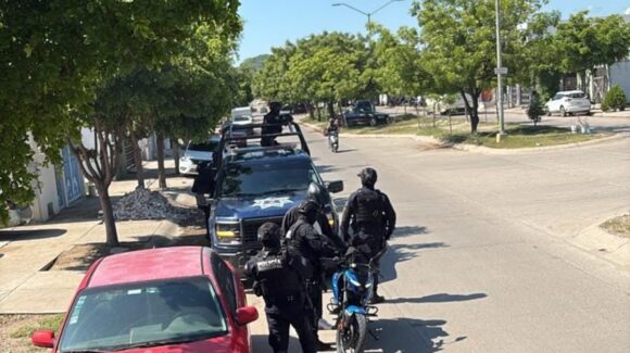 Grupo Especial de Reacción despliega operativo preventivo en Pradera Dorada de Mazatlán, Sinaloa