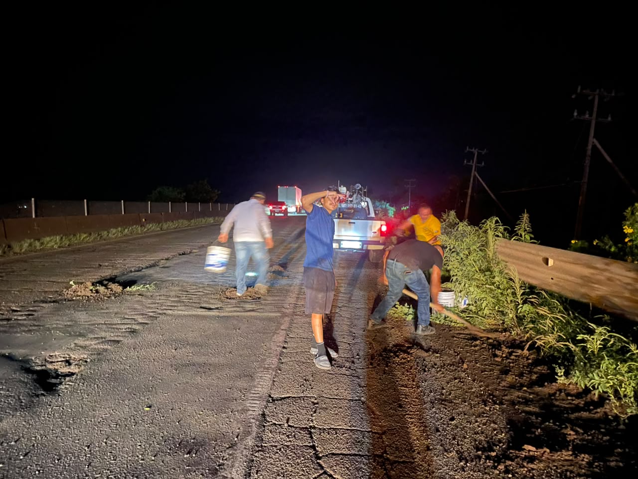 Operativo en la México 15 para tapar baches, en Juan José Ríos