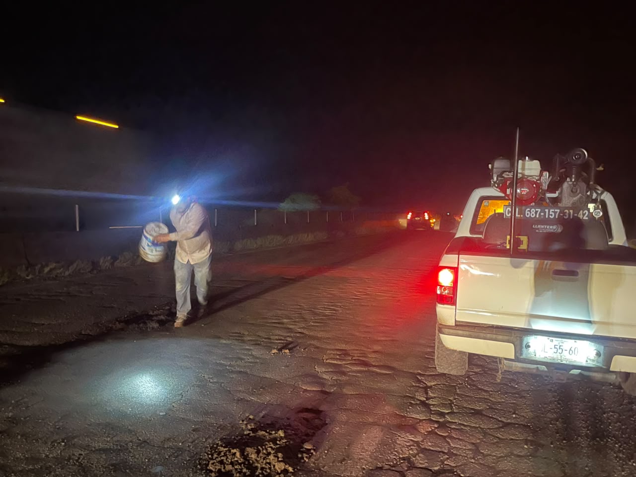 Operativo en la México 15 para tapar baches, en Juan José Ríos