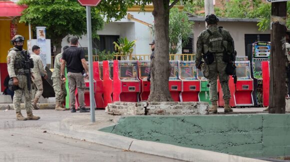 Aseguran más de medio centenar de maquinitas tragamonedas en la Rafael Buelna en Culiacán, Sinaloa