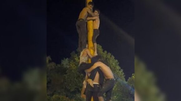 ¡Trepa por 6 mil pesos! Que batalla del aura ni que nada: Mocorito se prepara para la tradicional competencia del “palo encebado”