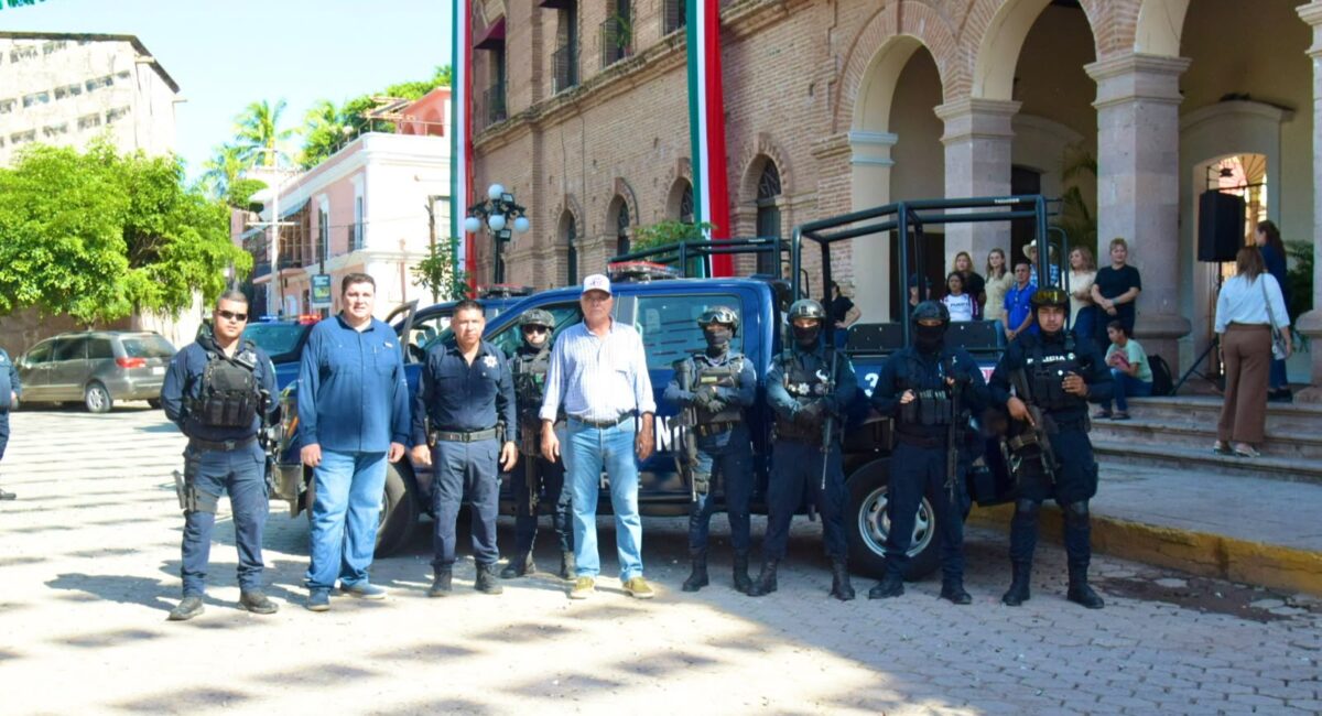 Estrenan patrullas en El Fuerte; el alcalde Gildardo Leyva, hace la entrega a Seguridad Pública y Tránsito Municipal