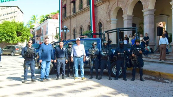Estrenan patrullas en El Fuerte; el alcalde Gildardo Leyva, hace la entrega a Seguridad Pública y Tránsito Municipal