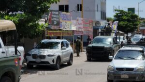 persecucion a balazos en culiacan tras despojo de camioneta bmw tienda