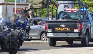 Tras persecución de vehículo sospechoso al norte de Culiacán, retienen camioneta por unos instantes