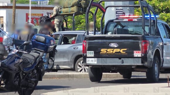 Tras persecución de vehículo sospechoso al norte de Culiacán, retienen camioneta por unos instantes