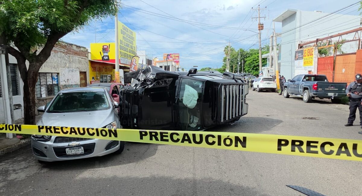 Se registra persecución en el sector centro de Culiacán; hay una camioneta volcada y un detenido