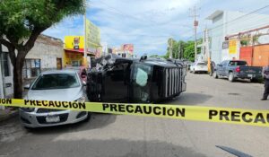 Se registra persecución en el sector centro de Culiacán; hay una camioneta volcada y un detenido