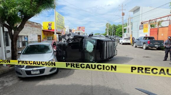 Se registra persecución en el sector centro de Culiacán; hay una camioneta volcada y un detenido