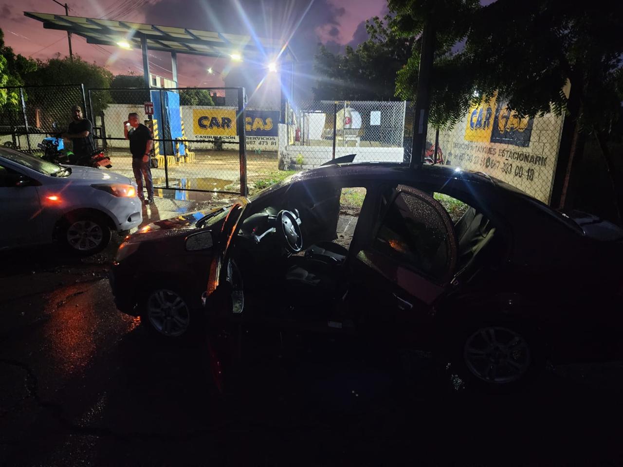 Persona rescatada tras lluvias en Culiacán
