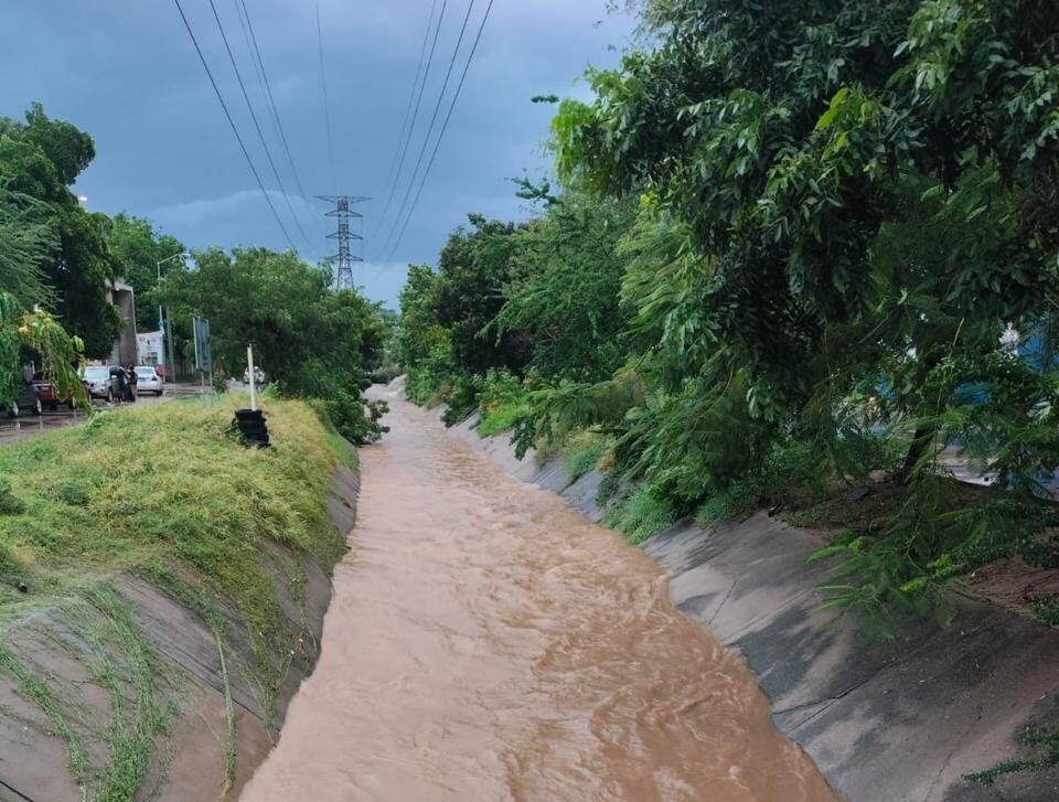 Persona rescatada tras lluvias en Culiacán