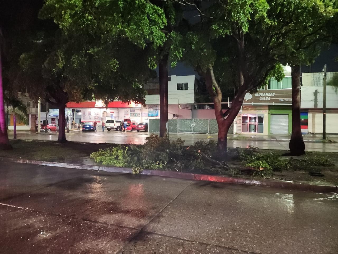 Persona rescatada tras lluvias en Culiacán
