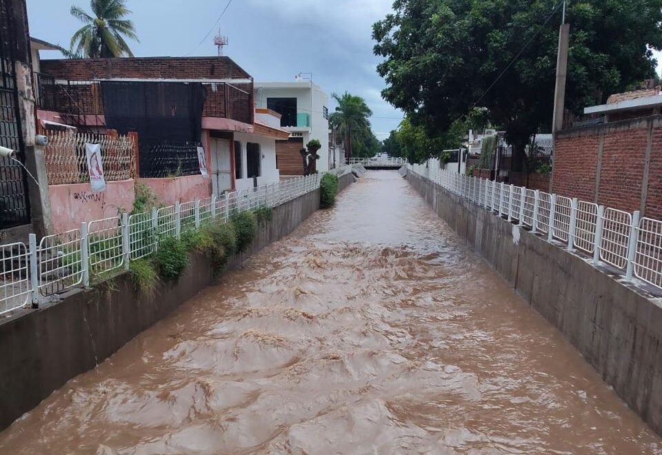 Persona rescatada tras lluvias en Culiacán