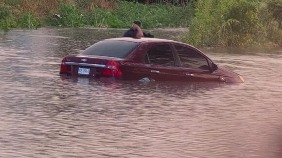 Una persona rescatada, 4 vehículos varados y árboles caídos, deja lluvia de este domingo en Culiacán: PC