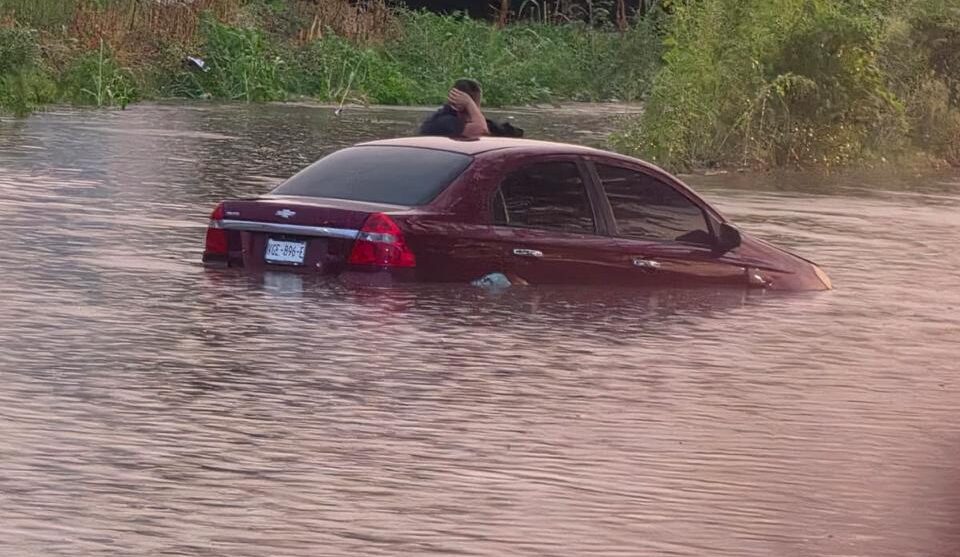Persona rescatada tras lluvias en Culiacán
