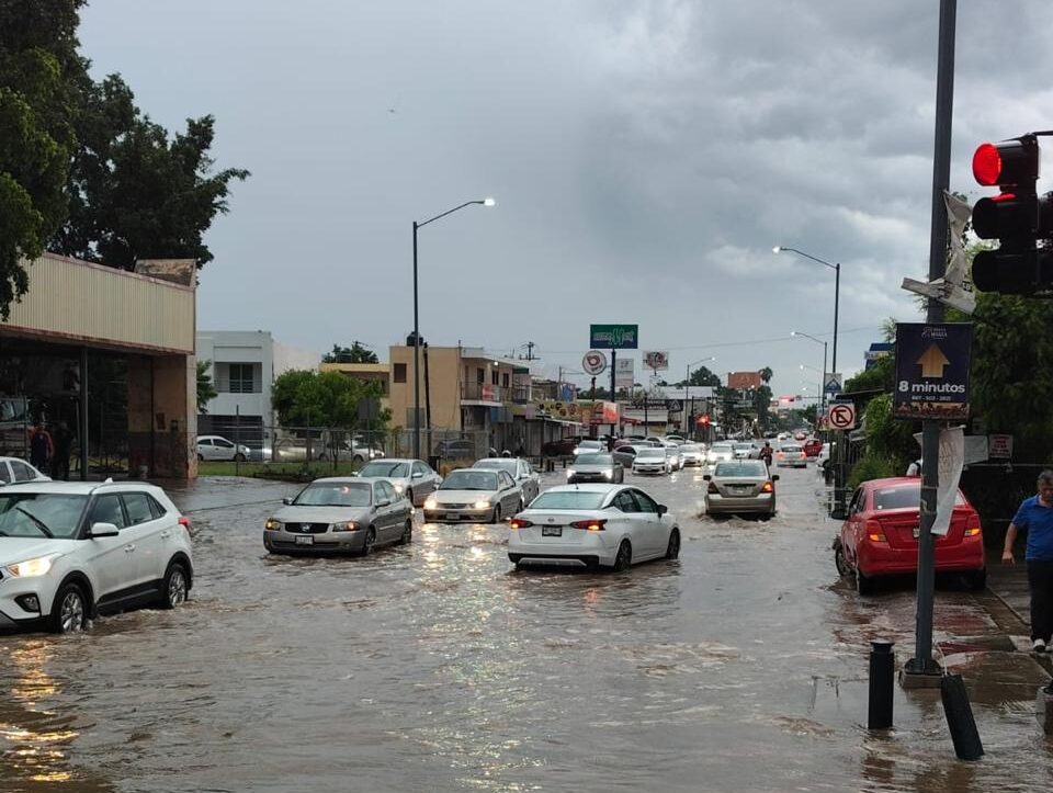 Persona rescatada tras lluvias en Culiacán