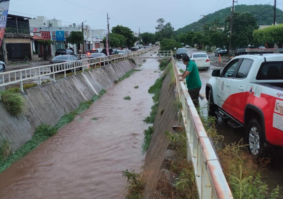 Persona rescatada tras lluvias en Culiacán