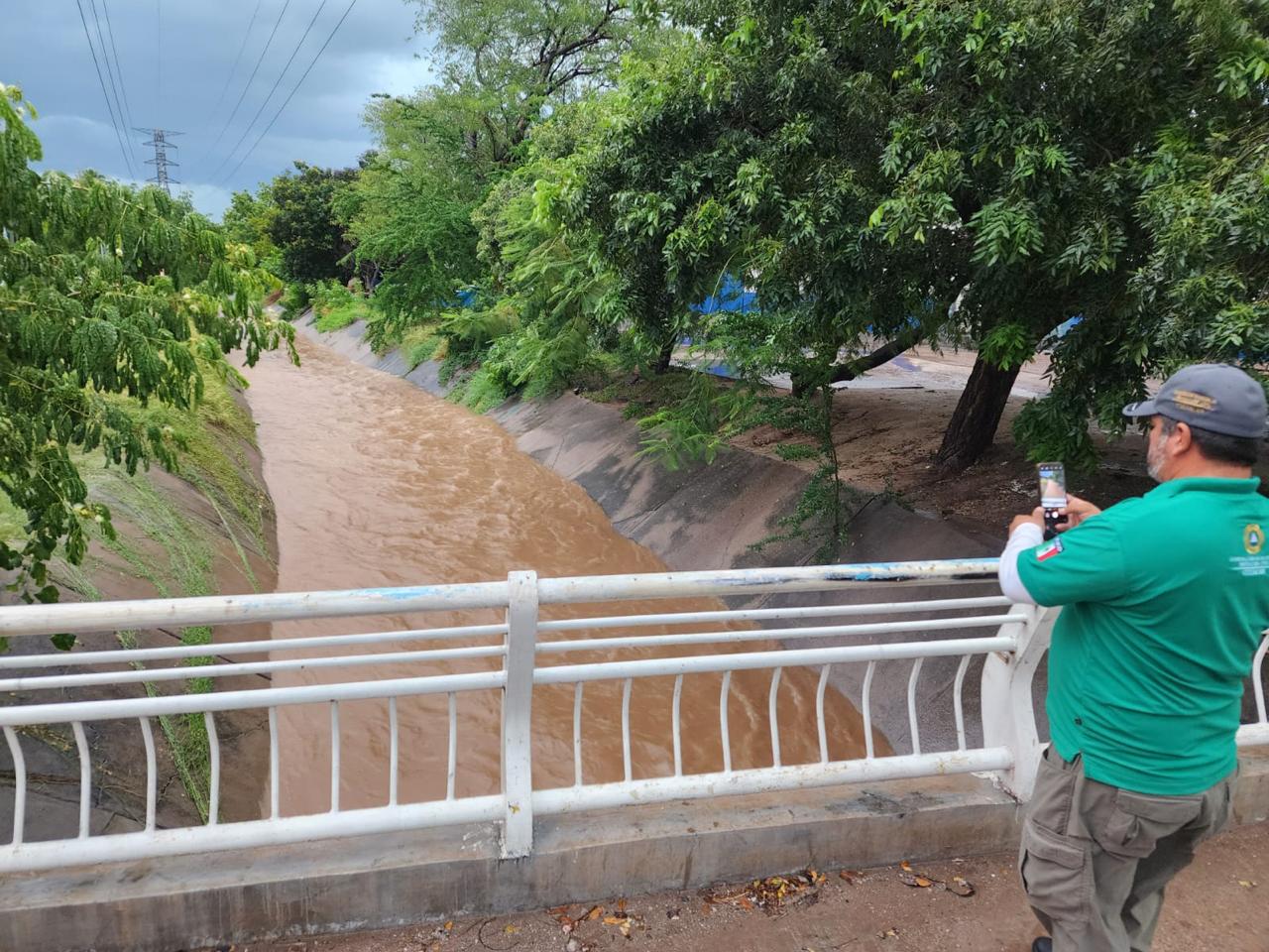 Persona rescatada tras lluvias en Culiacán