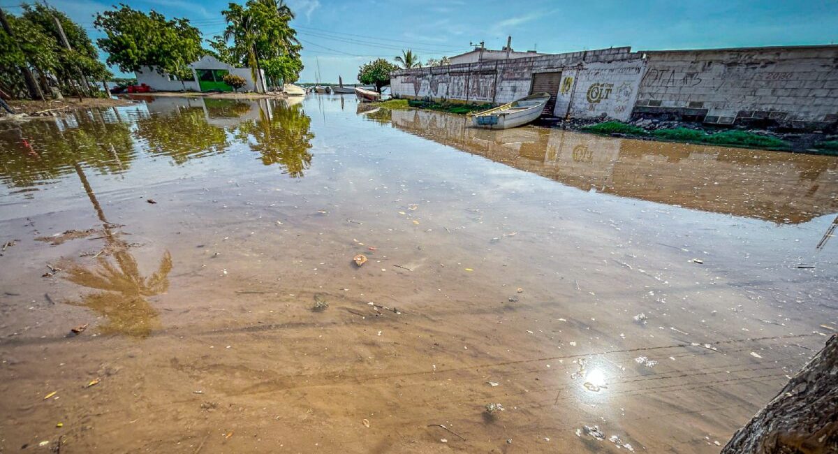Un total de 18 personas fueron evacuadas tras crecida del mar en zona costera de Navolato: PC Municipal