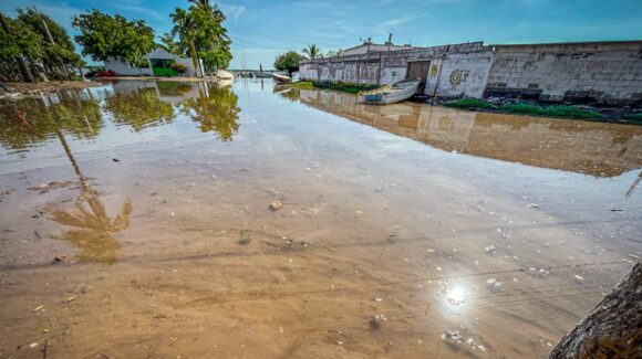 Un total de 18 personas fueron evacuadas tras crecida del mar en zona costera de Navolato: PC Municipal