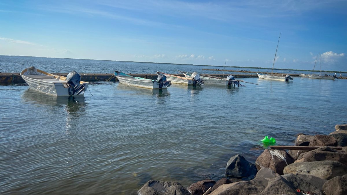personas evacuadas tras crecida del mar en zona costera de navolato lanchas
